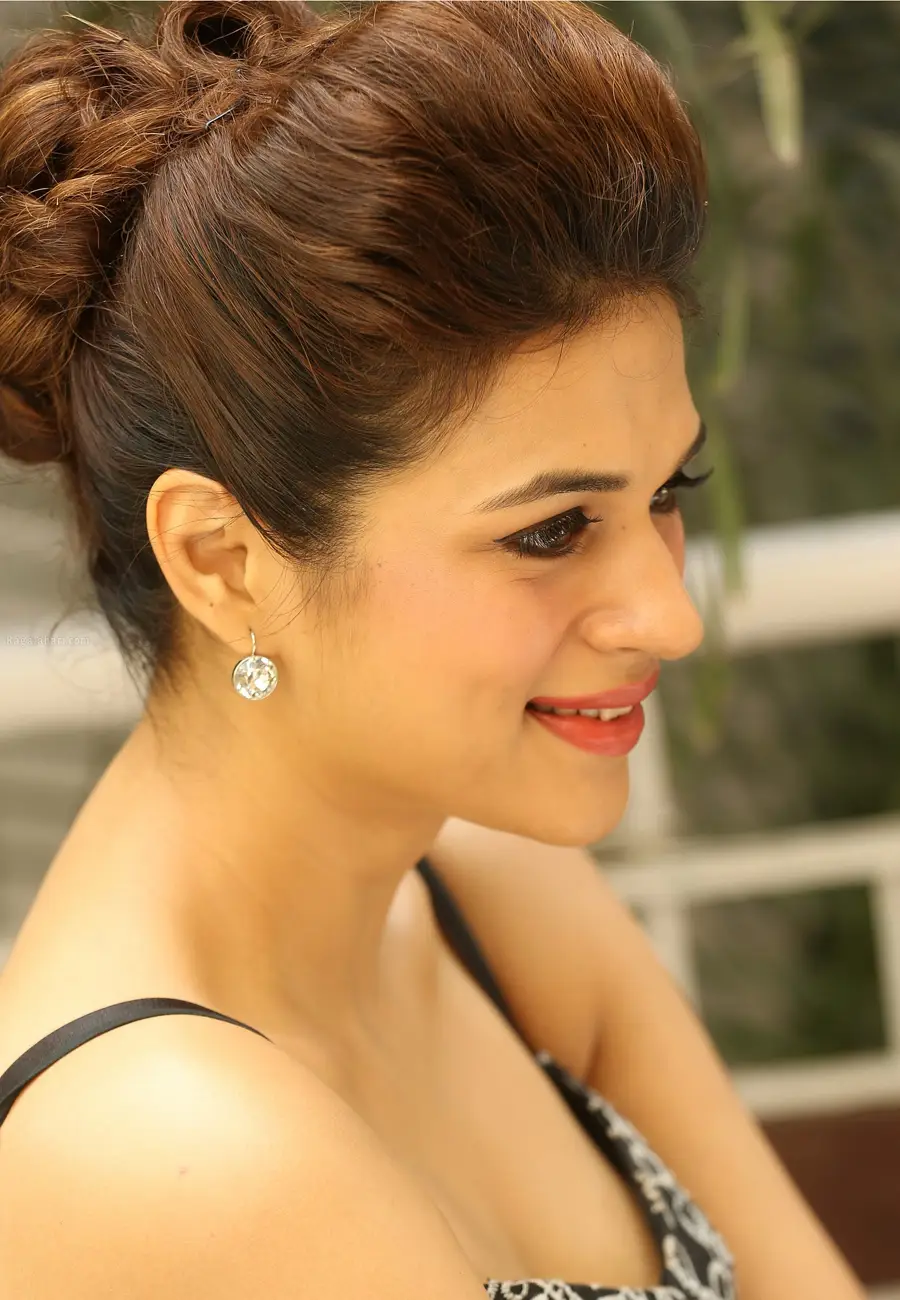 Shraddha Das Long Hair Smiling Face Closeup Wallpapers